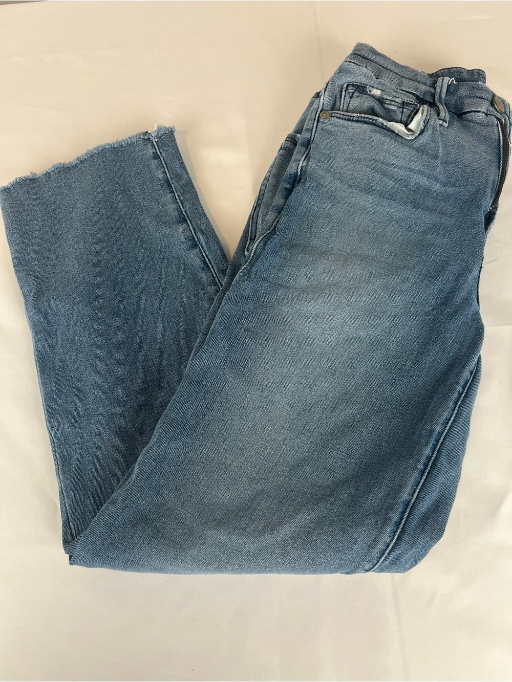 Good American Straight Leg Jeans in Light Blue Wash